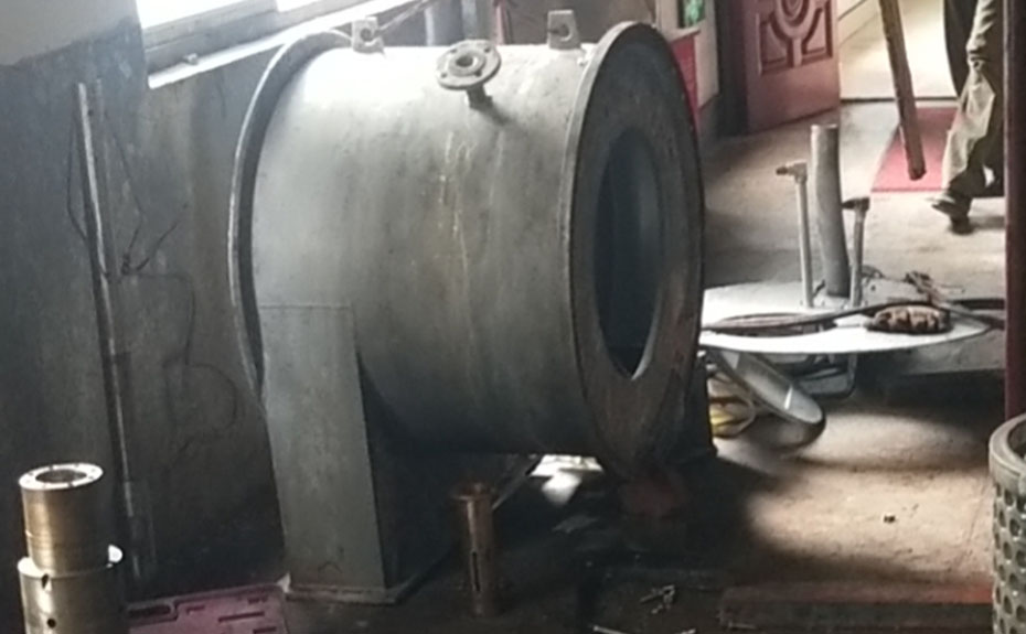 HR400雙級活塞推料離心機維修現場